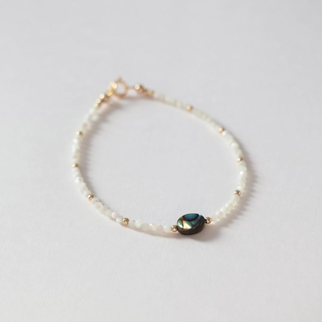 Tiny Mother of Pearl Bracelet Shell Dainty Gold Filled Beaded Bracelet Minimalist Jewelry June Birthstone Birthday Gift for Bridemaid